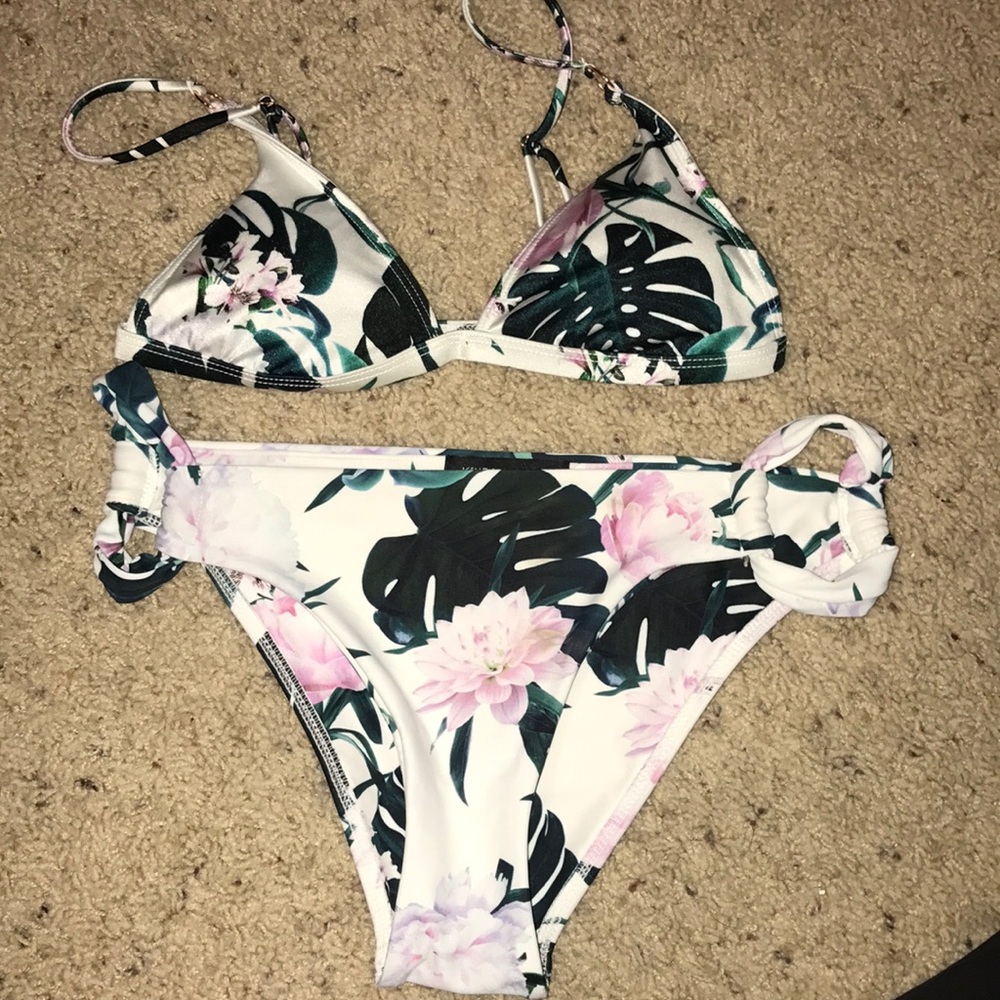 Kendall and Kylie/La hearts Bikini
